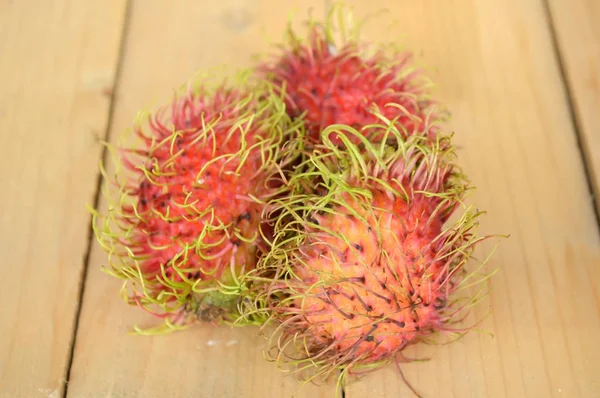 Rambutan Fruits Sur Planche Bois — Photo