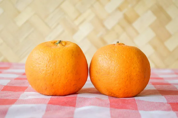 Fermer Les Oranges Sur Nappe — Photo