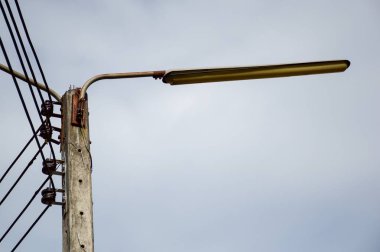 Eski elektrikli sokak lambası