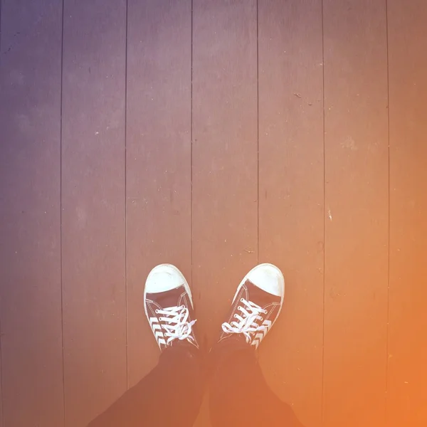木製の床 Instagram の効果の上に立つ — ストック写真