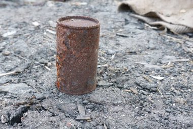 Yerdeki paslı teneke kutuyu kapat.