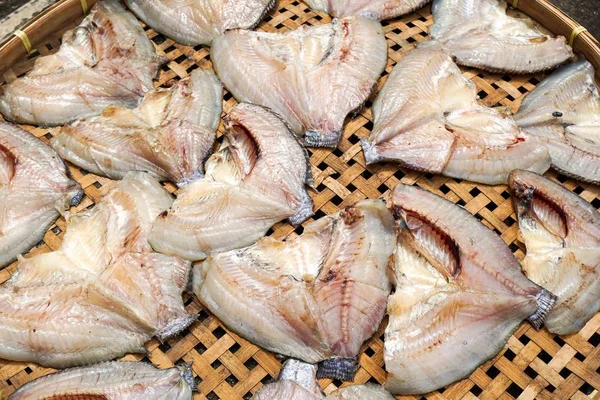 竹の床の上の乾燥した塩辛いニレティラピア魚 — ストック写真