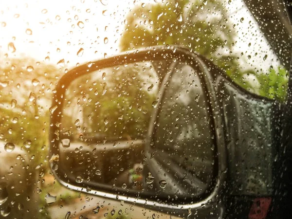Regentropfen Auf Auto Seitenspiegel Und Fenster — Stockfoto