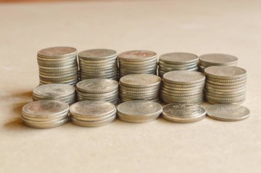 Tahta zeminde Tayland sikkeleri