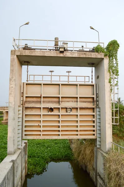 Chachoengsao Tayland 'daki baraj.