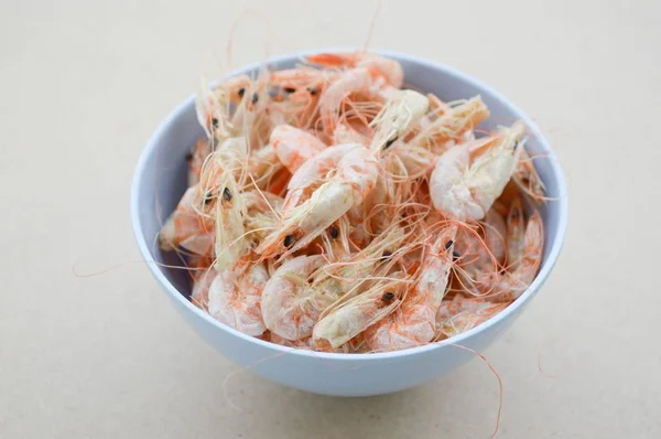 Udang Kering Atas Meja Kayu — Stok Foto