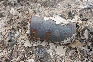 Kül ve teneke kutuyu yere yakın.