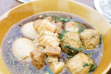 tatlı kahverengi sos yumurta ve domuz eti