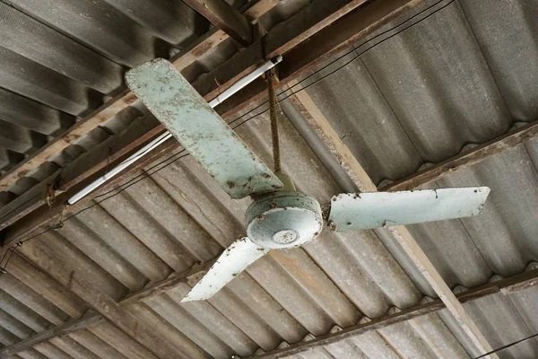 Velho Ventilador Aço Pendurado Telhado — Fotografia de Stock