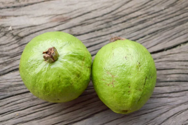 Grüne Guave Auf Holzboden — Stockfoto