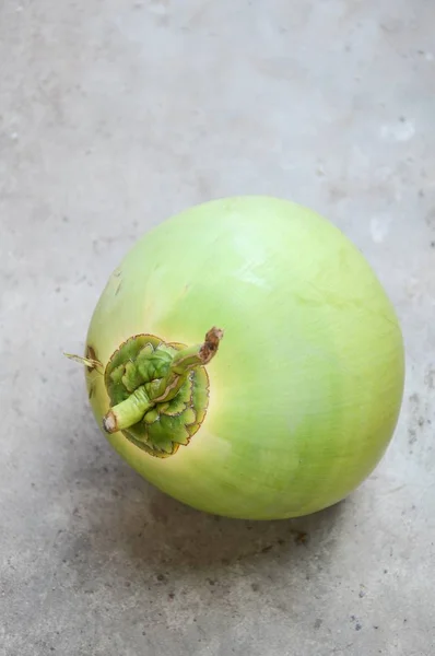 Πράσινο Φρούτο Καρύδας Στο Τσιμεντένιο Πάτωμα — Φωτογραφία Αρχείου