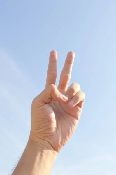 Main Avec Deux Doigts Signe Victoire Sur Ciel Bleu — Photo