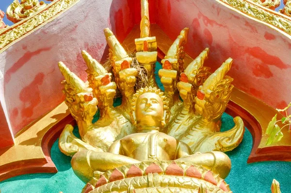 公開寺院における金仏像タイ — ストック写真