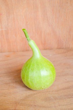 Ahşap zeminde şişe kabı  