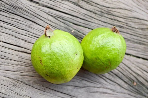 Ahşap Zeminde Yeşil Guava — Stok fotoğraf