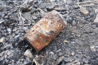 Kül ve teneke kutuyu yere yakın.