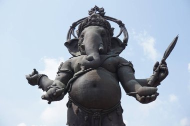 tayland kamu tapınağında büyük ganesha heykeli