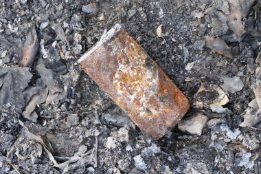 Kül ve teneke kutuyu yere yakın.