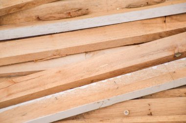 Yerdeki kuru kontrplağı kapat.