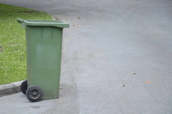 Green Plastic Bin Nature Garden — Stock Photo, Image