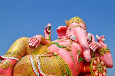Mavi gökyüzünde pembe Ganesh heykeli