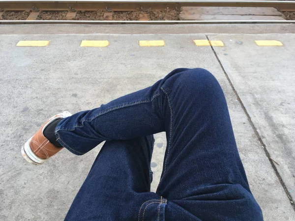 Primer Plano Hombre Pierna Sentado Cerca Ferrocarril Estación Tren —  Fotos de Stock