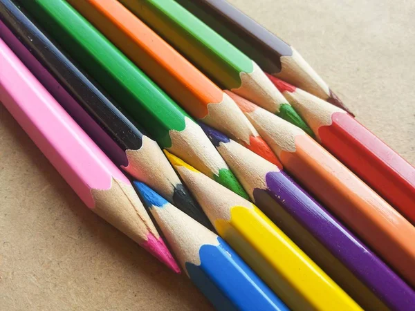 Zbliżenie Koloru Ołówka Drewnianym Biurku — Zdjęcie stockowe