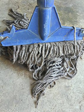 Beton zemindeki eski paspası kapat.