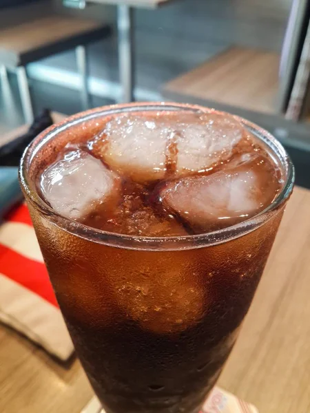 Glas Cola Mit Eis Auf Holztisch — Stockfoto