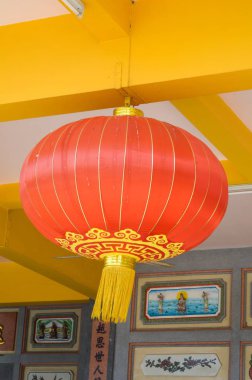 Kırmızı porselen feneri kapat.