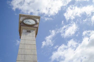 Tayland'da bahçede Saat Kulesi
