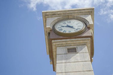 Tayland'da bahçede Saat Kulesi