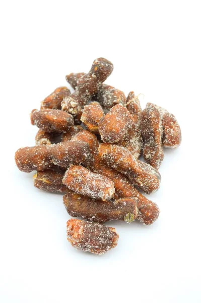 Beyaz zemin üzerinde şekerli tatlı ile tamarind