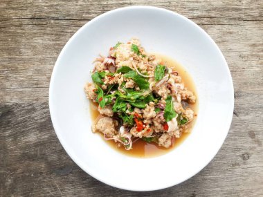 Baharatlı domuz fesleğen ve kalamar kızarmış-Tayland tarzı gıda