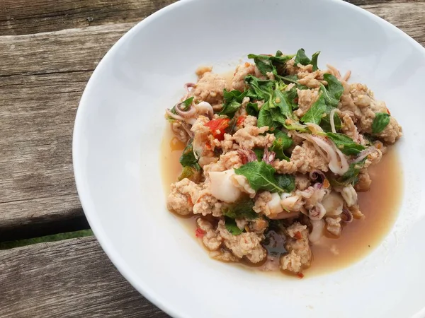 Baharatlı domuz fesleğen ve kalamar kızarmış-Tayland tarzı gıda