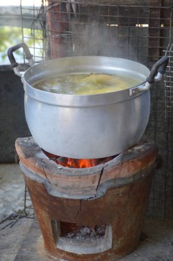 Tayland fırınında haşlanmış tavuk.