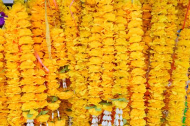 Sarı kadife çiçeği çiçek çelenk kadar kapatın