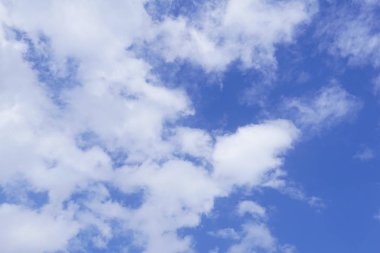 Mavi gökyüzü ve beyaz bulut