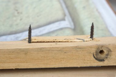 Eski tahta üzerinde paslı çivi