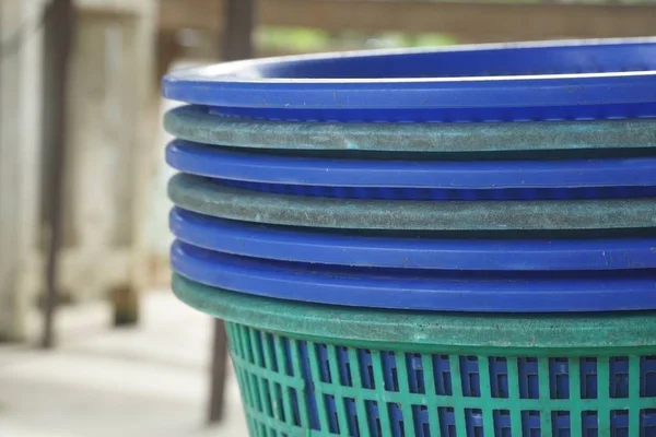 Primer Plano Canasta Plástico Azul Granja Campo — Foto de Stock