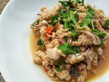 Baharatlı domuz fesleğen ve kalamar kızarmış-Tayland tarzı gıda