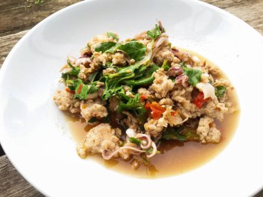 Baharatlı domuz fesleğen ve kalamar kızarmış-Tayland tarzı gıda