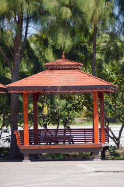 bahçede ahşap pavyon kadar yakın