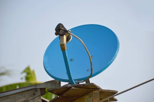 Bliska Niebieska Antena Satelitarna — Zdjęcie stockowe