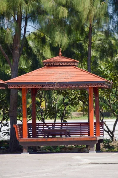 bahçede ahşap pavyon kadar yakın