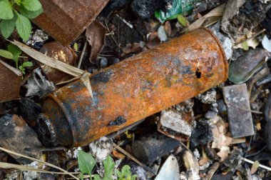 Kül ve teneke kutuyu yere yakın.