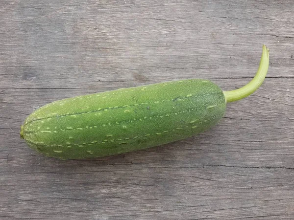 Frischer Grüner Schwammkürbis Auf Holzboden Luffa Cylindrica — Stockfoto