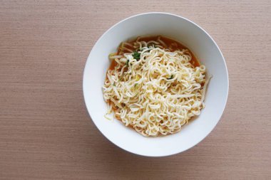 Tahta masadaki kuru tomyum eriştesi.