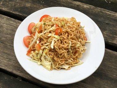 Baharatlı kuru erişte salatası, Tayland usulü yemek.