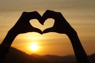 siluet el jest duygu aşk günbatımı sırasında